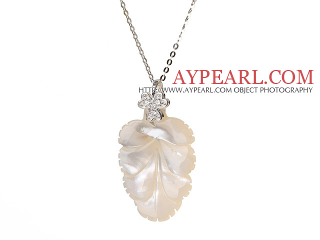 Elegant stil Löv Form Natural Vit Seashell Pärlor Pendant Halsband med 925 Sterling Silver kedja