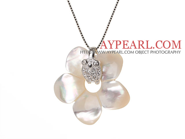 Elegant stil blomma form Naturlig Vit Seashell Pärlor Pendant Halsband med 925 Sterling Silver kedja