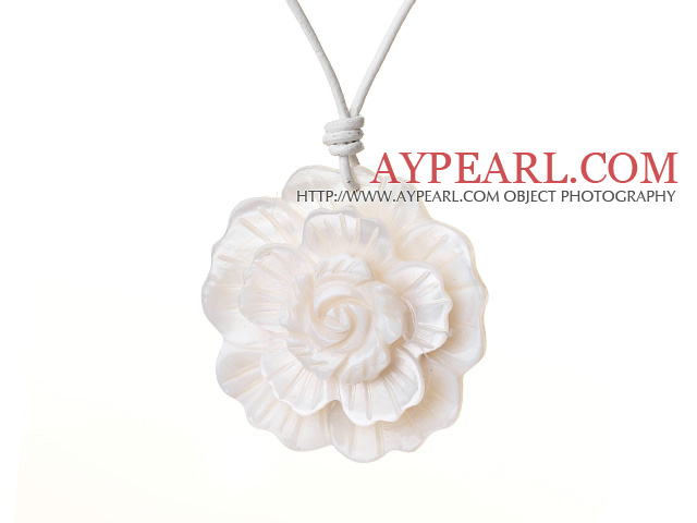 Beau collier pendentif délicat coquillage blanc Fleur de cuir blanc et fermoir à mousqueton