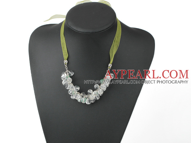 whote collier aventurine cristal avec un ruban