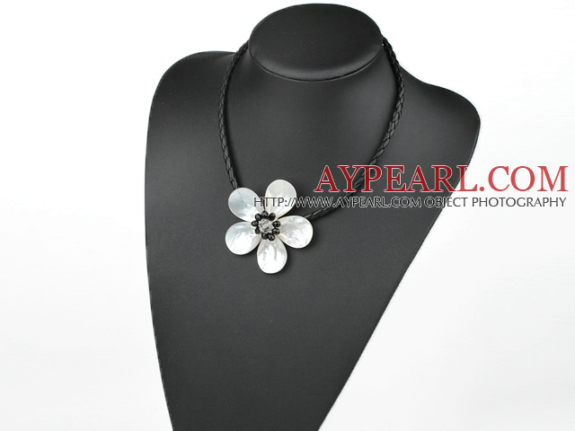 Collier Fleur blanche Shell avec cordon en cuir noir imitation