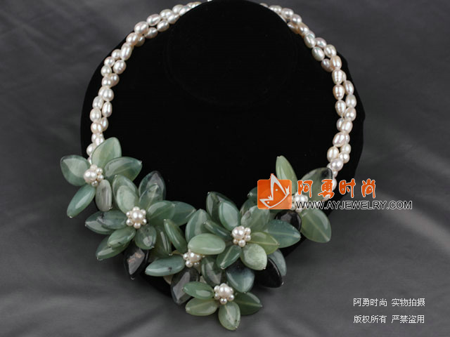 Natural White Ferskvann Pearl og Jade Flower partiet halskjede