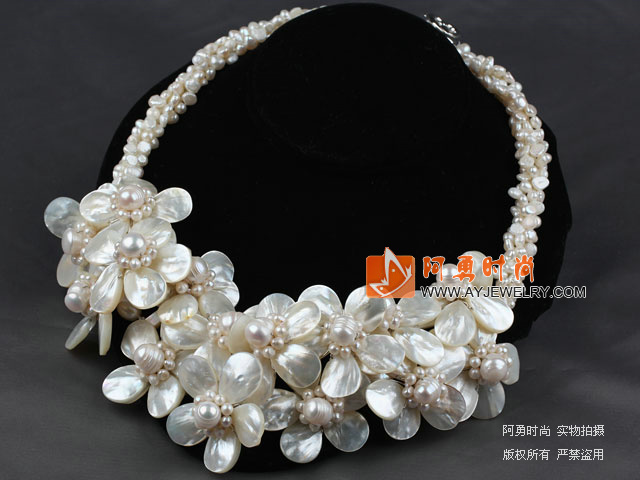 White Series Hvit Ferskvann Pearl and White Lip Shell Flower partiet halskjede