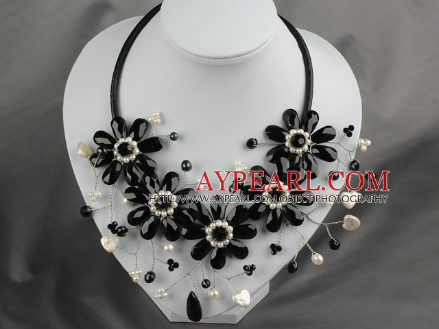 Weißen Süßwasser-Zuchtperlen und Black Crystal Flower Halskette mit Lederband