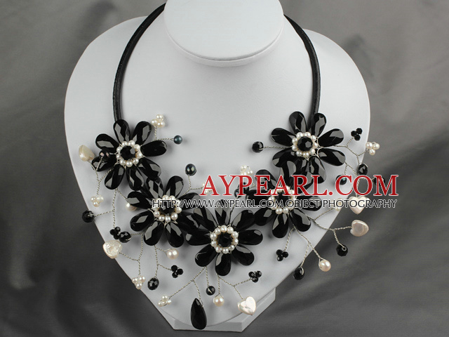 Perle d'eau douce Blanc et Noir Collier Fleur en cristal avec cordon en cuir
