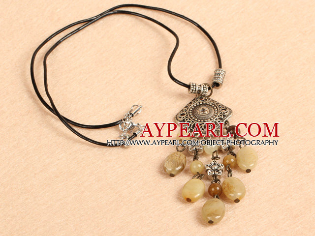 Collier ovale Simple Shape Style rétro Lustre Trois coloré Jade Tassel Pendentif en cuir noir