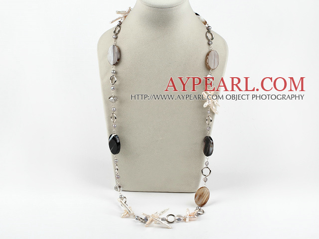 longue traversée de perles de style et un collier agate ligne