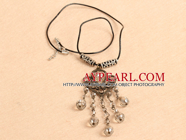 Enkelt Retro Style Lysekrone Shape Tear Drop Gray Crystal Tassel anheng halskjede med svart skinn