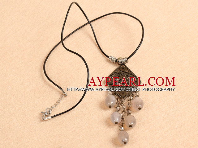 Enkelt Retro Style Lysekrone Shape Gray Agate Clear Crystal Tassel anheng halskjede med svart skinn