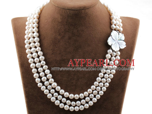 Tre Strands 8-9mm Round hvit ferskvannsperle Halskjede med White Shell Flower Clasp