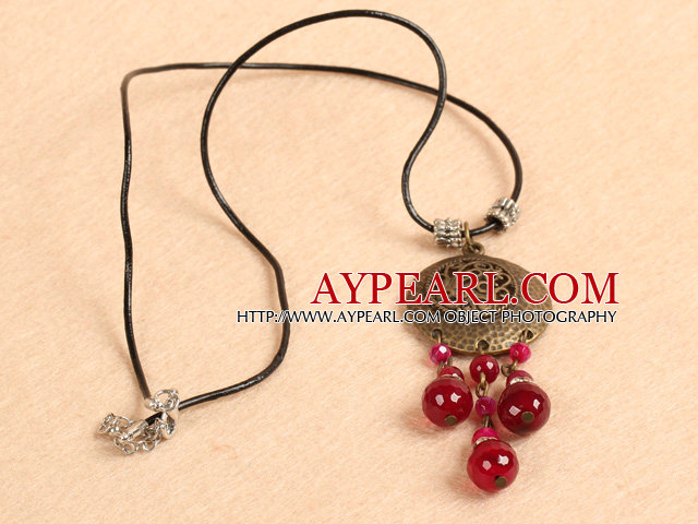 Enkel Retro Style Chandelier Shape Rose Red Agate pärlor Tassel hängande halsband med svart läder