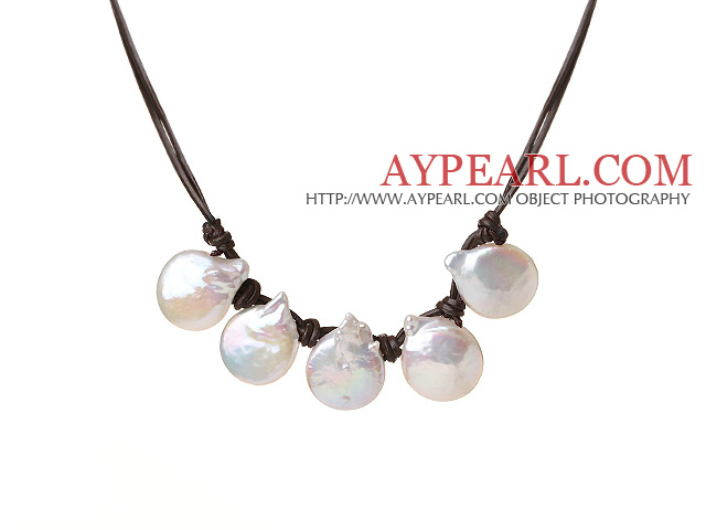 Trendig Enkel stil Natural White Button pärla hängande halsband med brunt läder