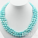 Tre Strands 8-9mm Lake Blue Baroque Pearl Halsband med Shell Flower Lås