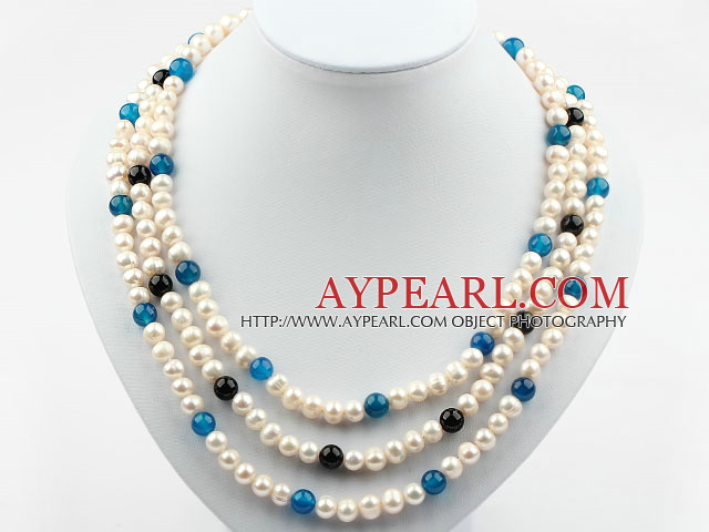 Trois brins d'eau douce ronde White Pearl et le bleu agate noire Collier avec fermoir Shell Flower