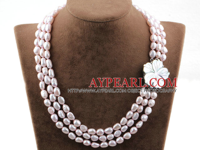 Tre Strands Baby Pink Baroque Pearl Halsband med Shell Flower Lås