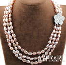 Tre Strands Natural Pink barokk perlekjede med Shell Flower Clasp