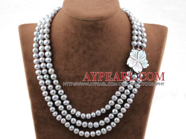 Tre Strands Gray Freshwater Pearl Necklace med Shell Flower Clasp