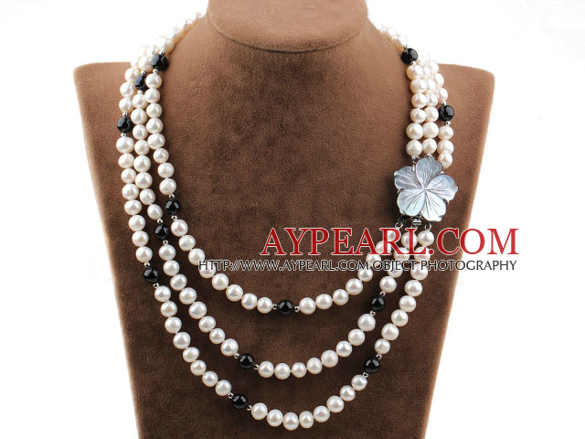 Drei Stränge Weiße Süßwasser Perlen und schwarzen Achat Halskette mit Shell Blume Schließe