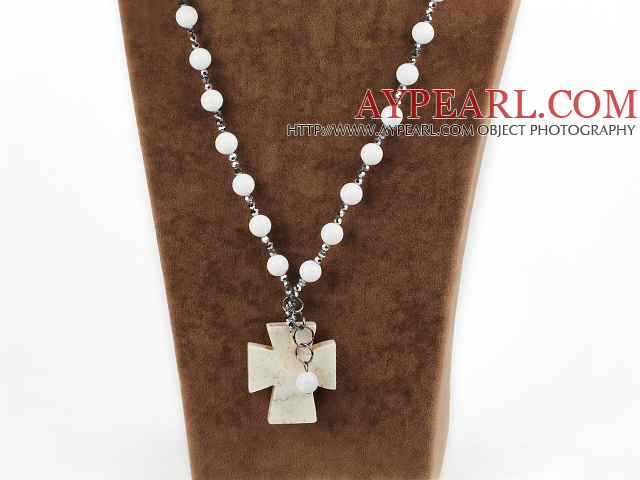 Vita Sea Shell och Gray Silver Color Crystal och Howlite Cross hängande halsband