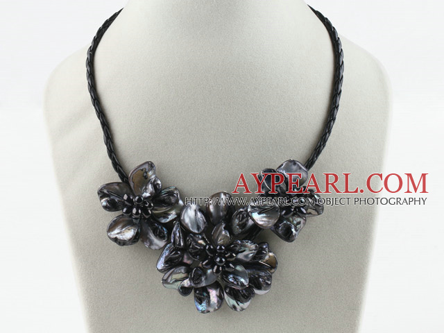 Tre stycken av Black Pearl Shell Flower halsband