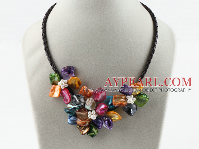 Tre stycken av Multi Color Pearl Shell Flower halsband