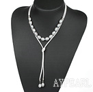 Simple de conception d'eau douce grises riz Vis collier de perles avec cordon blanc