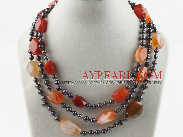 Tre Strands Black Pearl og Agate Necklace