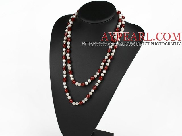 style long 47,2 pouces blanc perle et collier agate rouge