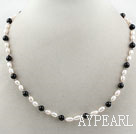 Enkel Strands Hvit Freshwater Pearl og Black Agate halskjede