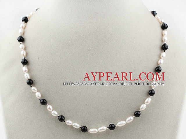 Enkel Strands Hvit Freshwater Pearl og Black Agate halskjede