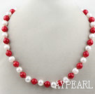 10-11mm Round Freshwater Pearl og Red Coral Beaded halskjede