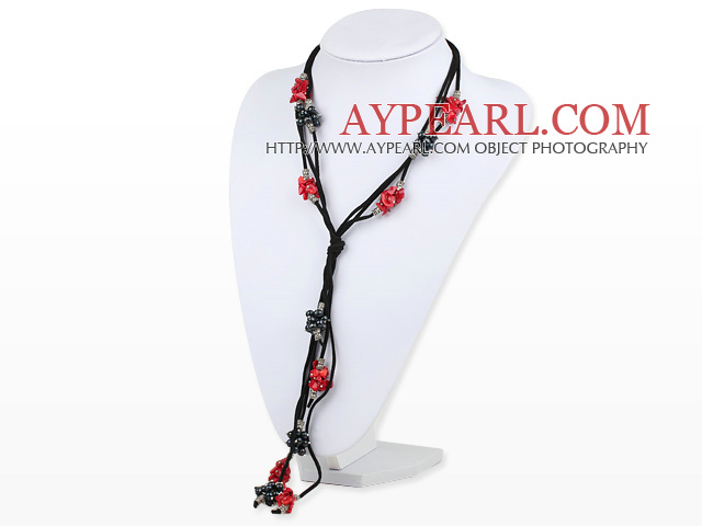 Longue de style en forme de Y eau douce perle noire et collier de corail rouge avec du fil noir