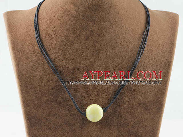 Simple forme ronde de style pendentif collier de jade de citron avec du fil noir