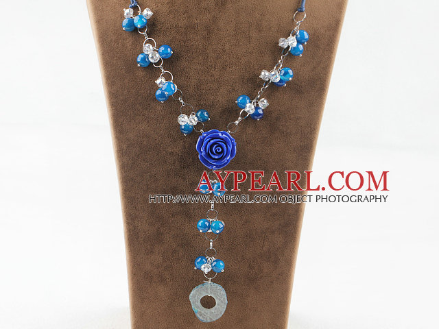 Y form blå agat og hvit krystall og blå akryl blomst halsbånd