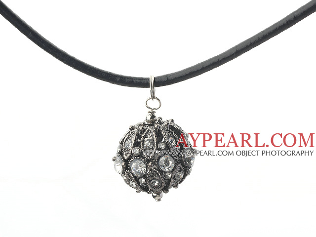 lovely rhinestone pendant with magnetic clasp