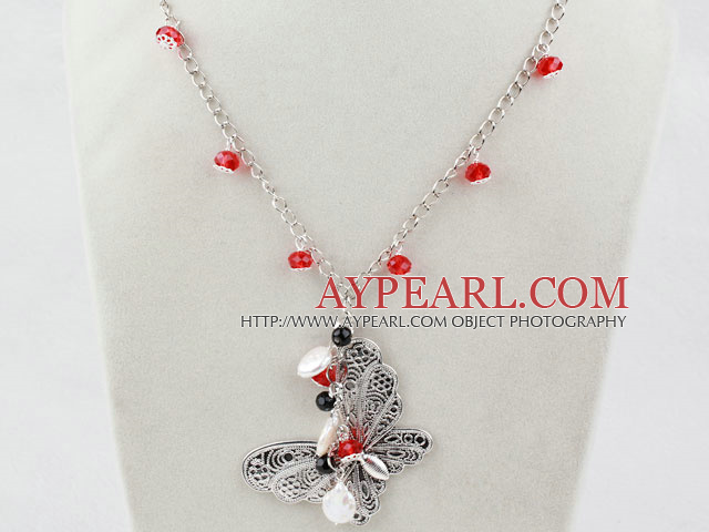 Vita Coin Pearl och Red Crystal Halsband med Butterfly Pendant