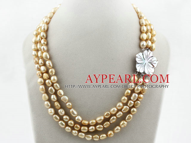 Tre Strands 8-9mm Golden Champagne Color Baroque Pearl Halsband med vit Shell blomma Lås