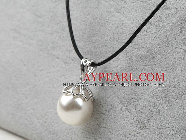 Classic Design Round Shape 16mm White Seashell Pendant Necklace