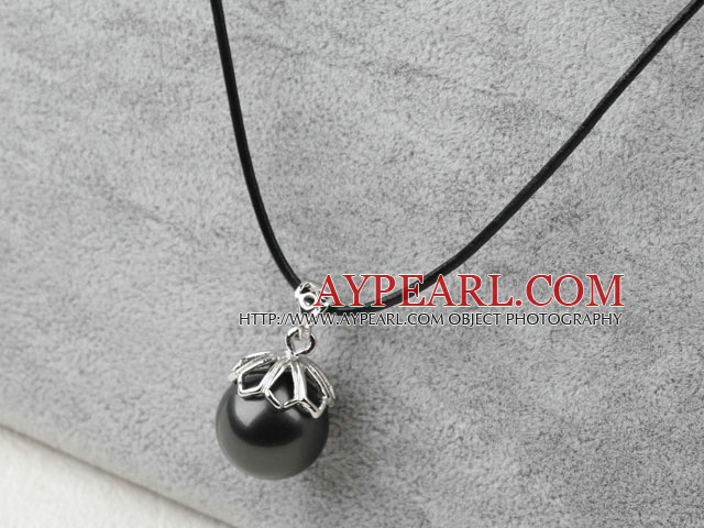 Classic Design Round Shape 16mm Black Seashell Pendant Necklace
