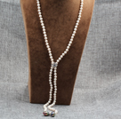 Style Long Y forme naturelle d'eau douce blanches collier de perles avec Black nucléaire perle Charm