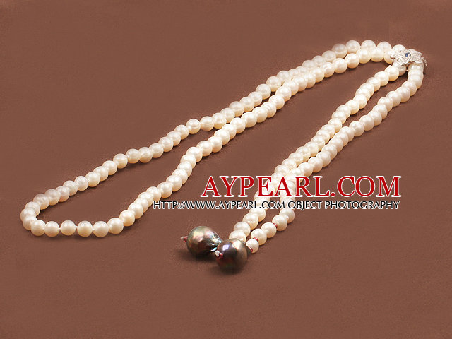 Lång stil Y-form Natural White Freshwater Pearl Halsband med svart Nuclear Pearl Charm