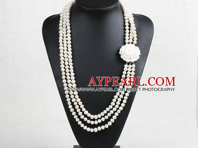 Fashion 3 Strand 8-9mm Natural nærheten av Round White Pearl Necklace (genser Chain) Med Shell Flower Clasp