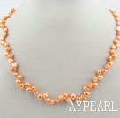 古典的なデザインのオレンジ色淡水真珠のネックレス