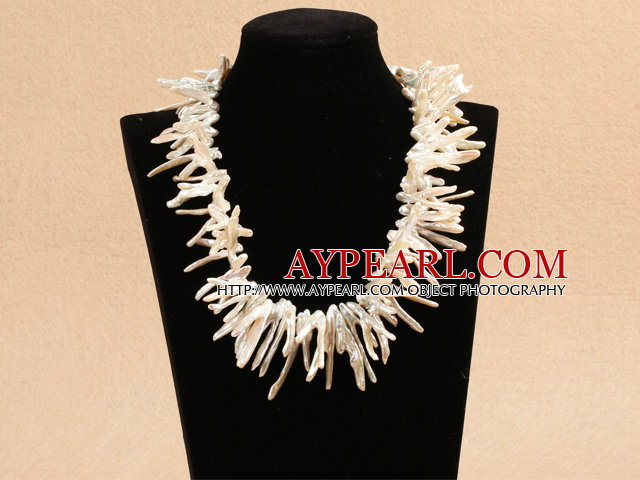 Dents longues en forme de coquillage blanc et tissé Forme agate noire Collier