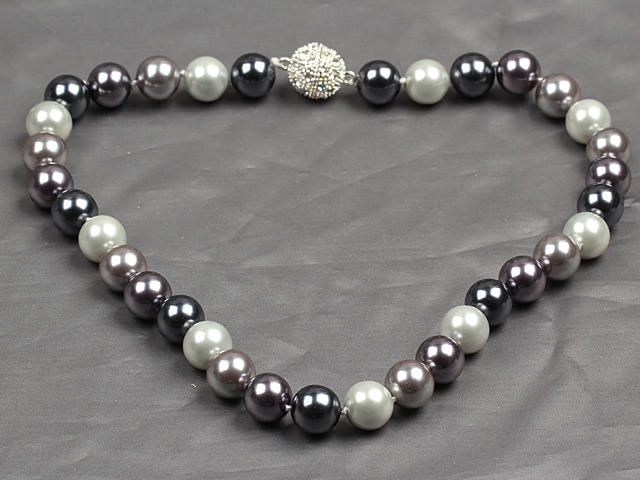 Fashion Einzelstrang 12mm Whilte Schwarz Grau Runde Seashell Perlen Halskette mit Strass Magnetverschluss