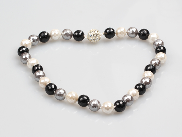Muoti Single Strand 12mm Whilte Musta Harmaa Faceted Seashell helmiä kaulakoru tekojalokivi magneettilukko