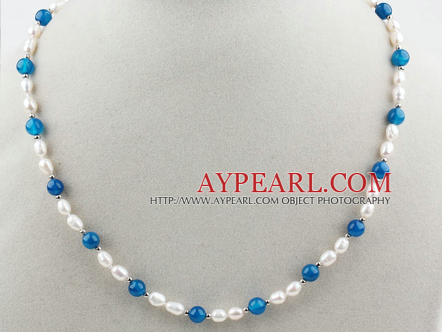 Enkel Strand hvit ferskvannsperle og runde, blå Agate Beaded halskjede