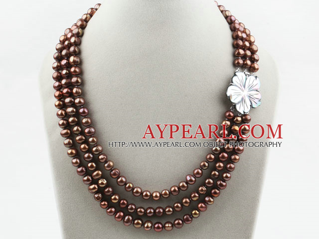 Tre Strands Coffee Brown Color Round Freshwater perlekjede med White Shell Flower Clasp