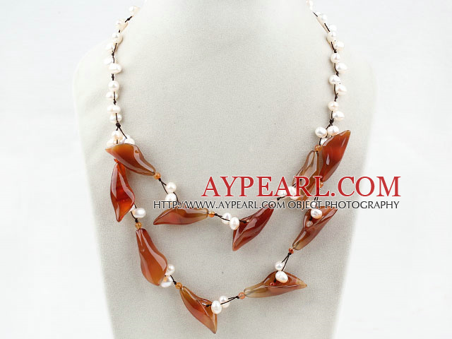 Hvit Freshwater Pearl and Natural Color Agate Flower halskjede