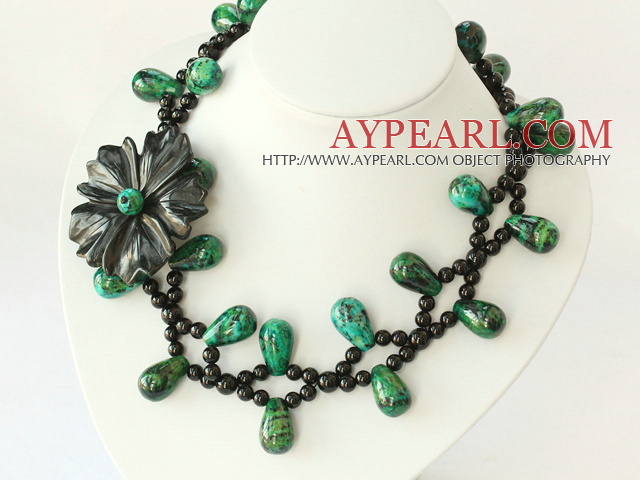 necklace with collier de fleurs en pierre avec moonlight clasp clair de lune fermoir